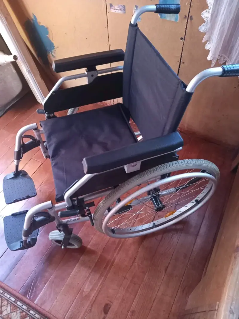 Silla de Ruedas Plegable Negra en Buen Estado - 5