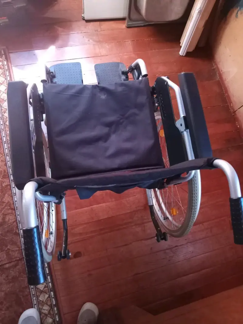 Silla de Ruedas Plegable Negra en Buen Estado - 6