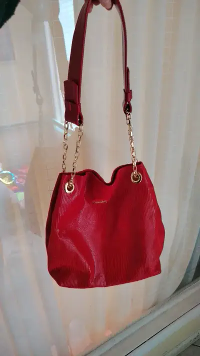 Bolso de cuero rojo con cadena Tanys - miniatura 4