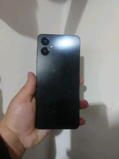 Smartphone negro con doble cámara - miniatura 1