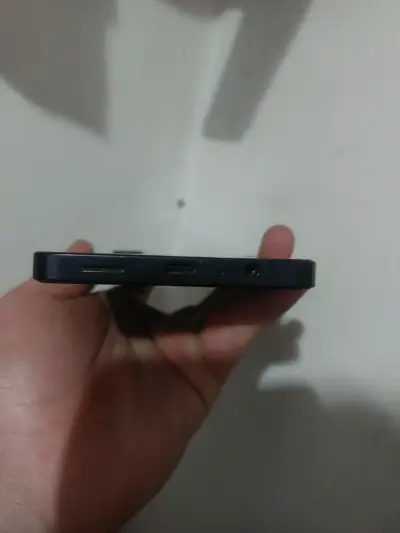 Smartphone negro con doble cámara - miniatura 2