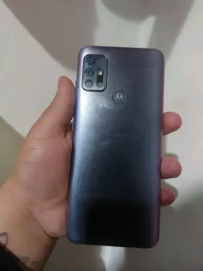 Smartphone Motorola con triple cámara trasera - miniatura 1
