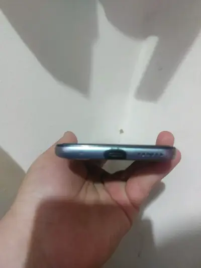 Smartphone Motorola con triple cámara trasera - miniatura 2