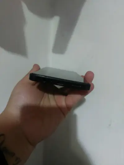 Smartphone Motorola con triple cámara trasera - miniatura 4