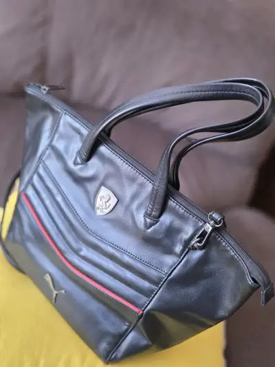 Bolso de mano negro Ferrari y Puma con correa ajustable - miniatura 1
