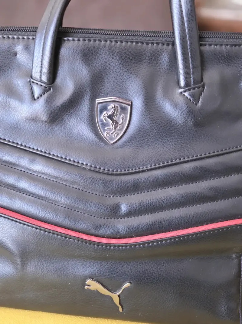 Bolso de mano negro Ferrari y Puma con correa ajustable - 3