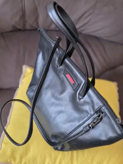 Bolso de mano negro Ferrari y Puma con correa ajustable - miniatura 4