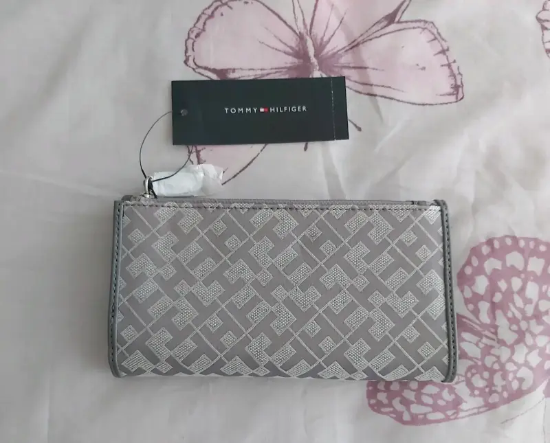 Billetera Tommy Hilfiger gris con diseño elegante - 2