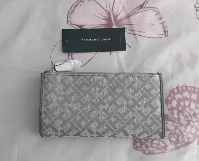 Billetera Tommy Hilfiger gris con diseño elegante - miniatura 2