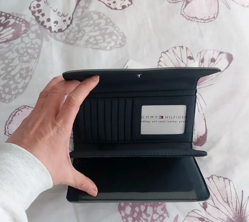 Billetera Tommy Hilfiger gris con diseño elegante - 4