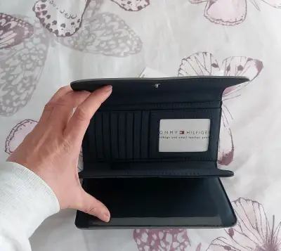 Billetera Tommy Hilfiger gris con diseño elegante - miniatura 4