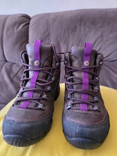 Botas de montaña marrones con detalles morados - miniatura 1