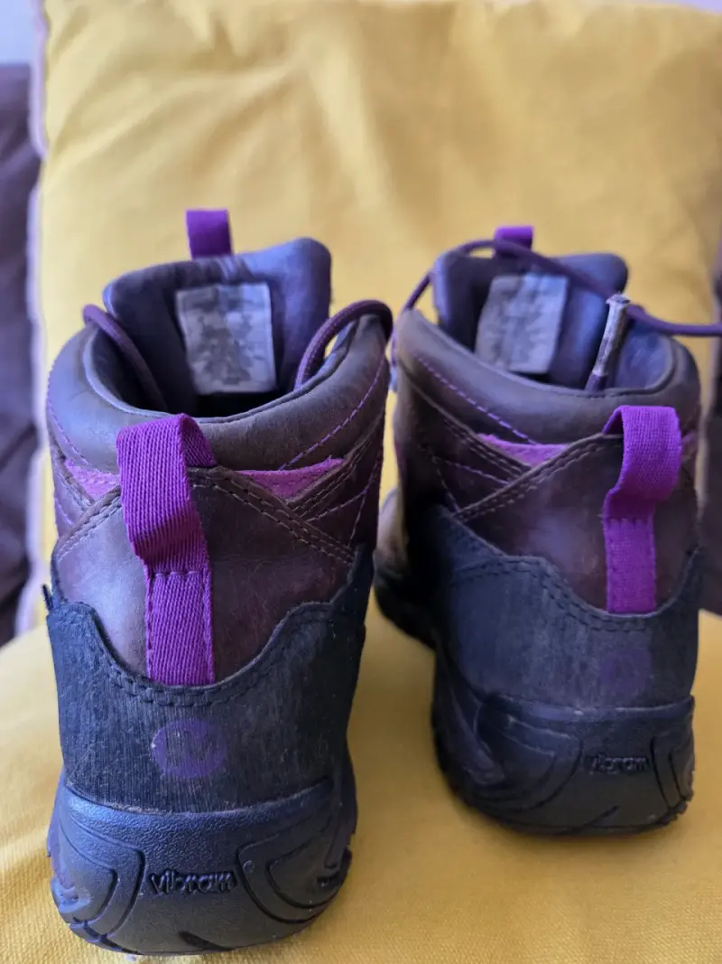 Botas de montaña marrones con detalles morados - 2