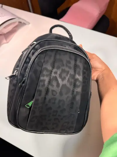 Mochila pequeña con estampado animal print - miniatura 1