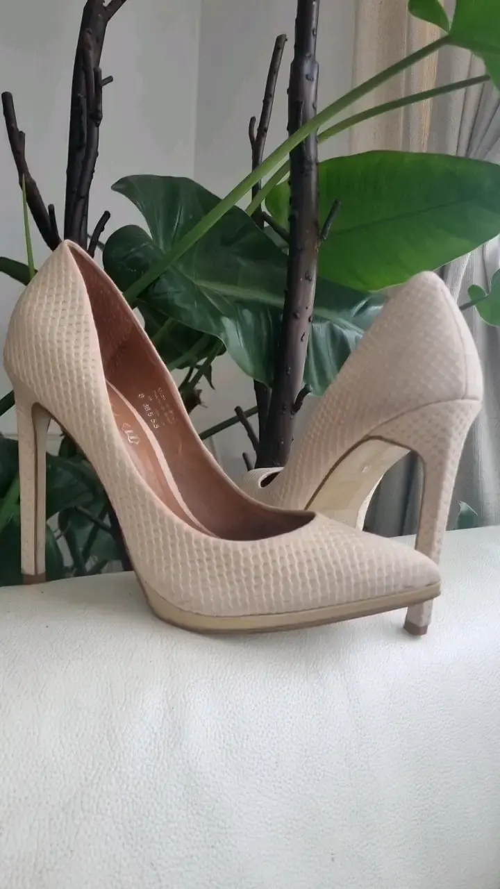 Zapatos de tacón alto beige texturizados - 1