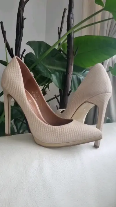 Zapatos de tacón alto beige texturizados - miniatura 1