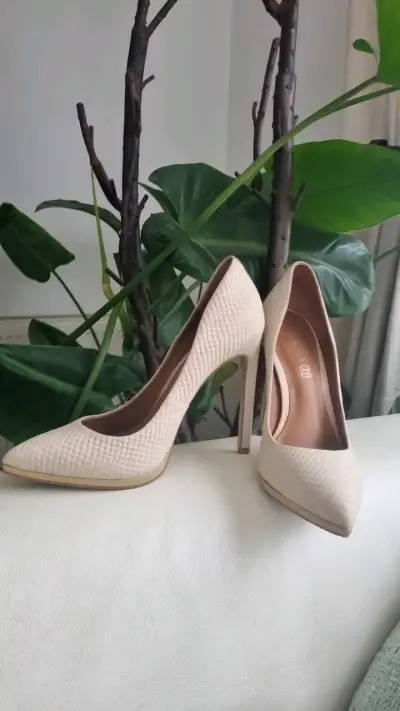 Zapatos de tacón alto beige texturizados - miniatura 3