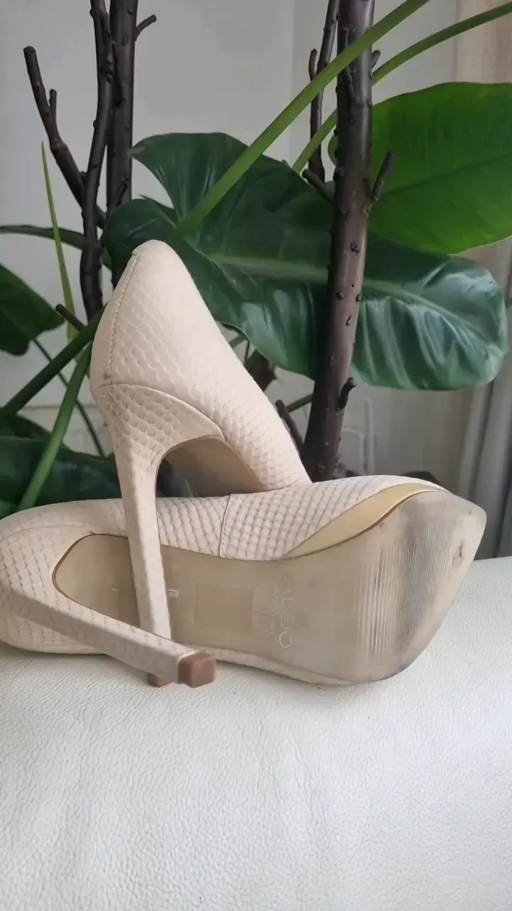 Zapatos de tacón alto beige texturizados - 6