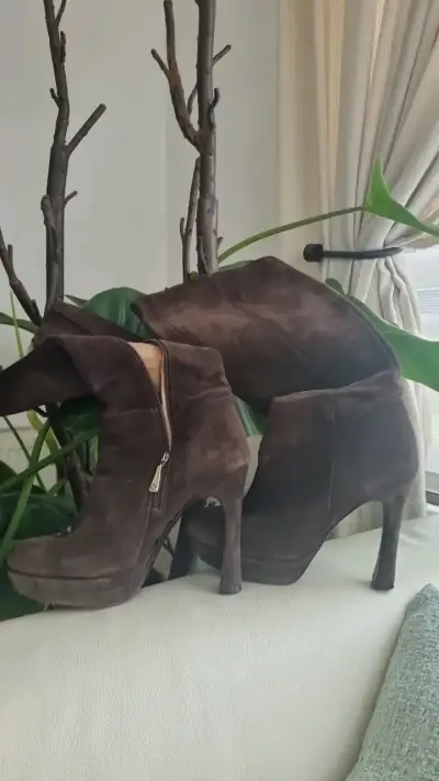 Botines de gamuza marrón con tacón alto - miniatura 1