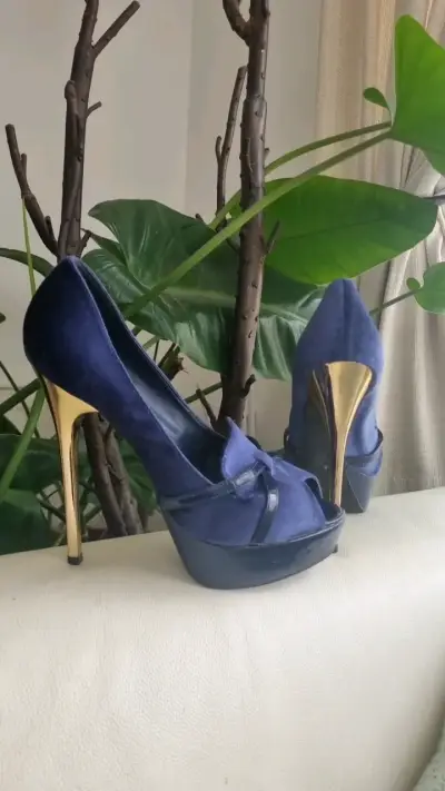 Tacones altos azul con detalles dorados - miniatura 1