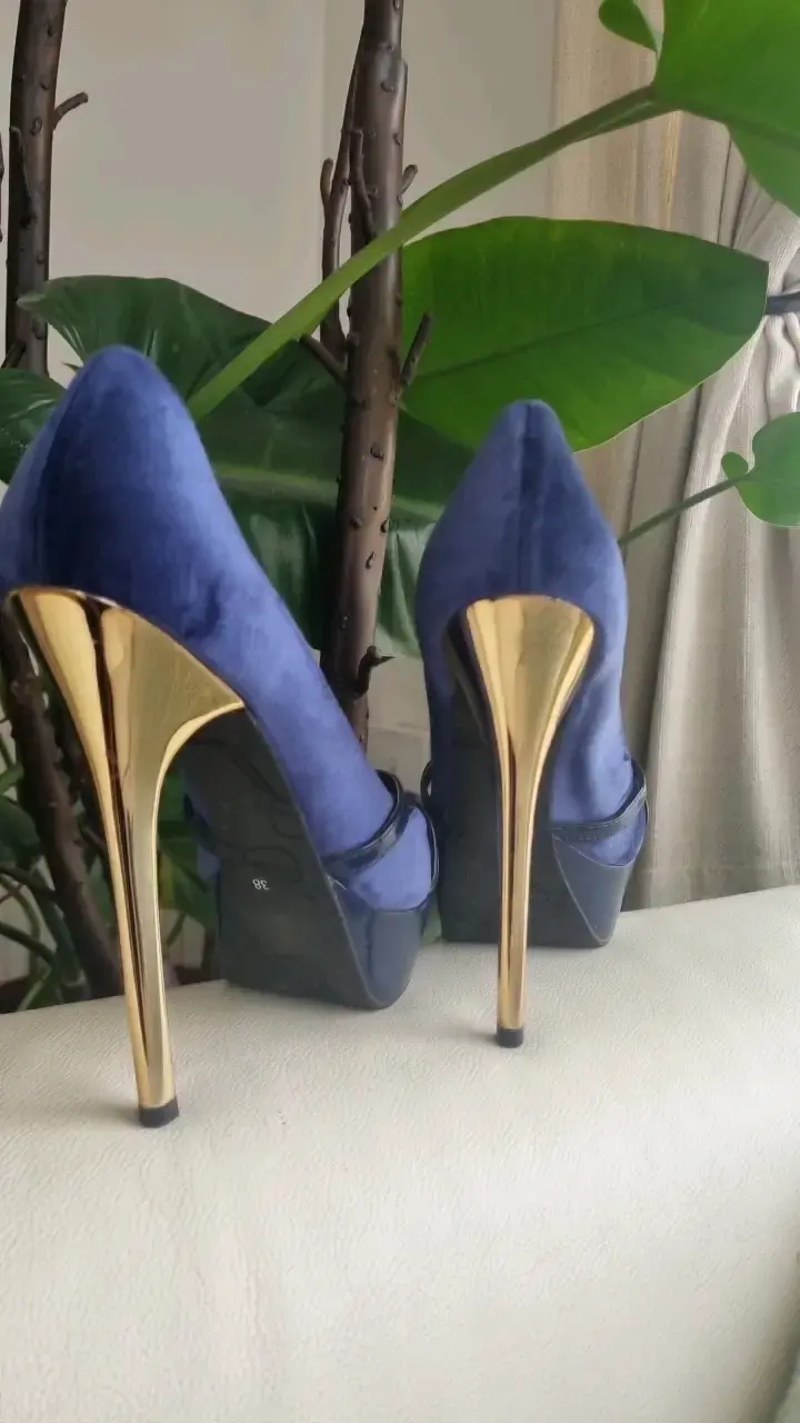 Tacones altos azul con detalles dorados - 2