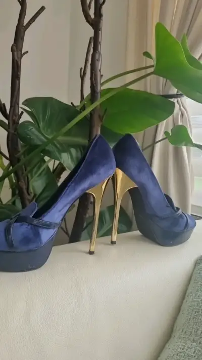 Tacones altos azul con detalles dorados - miniatura 3