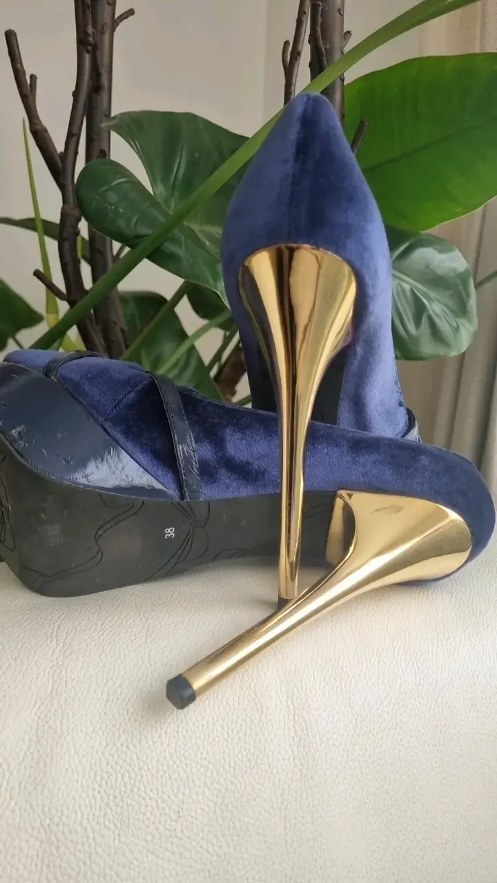 Tacones altos azul con detalles dorados - 4