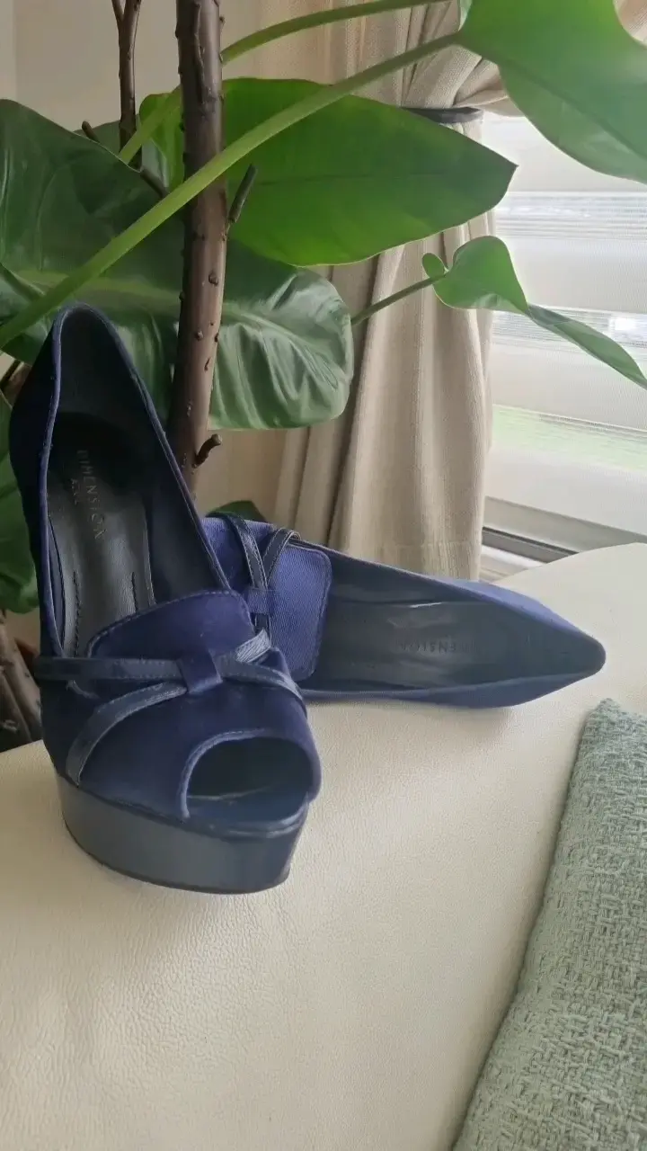 Tacones altos azul con detalles dorados - 5