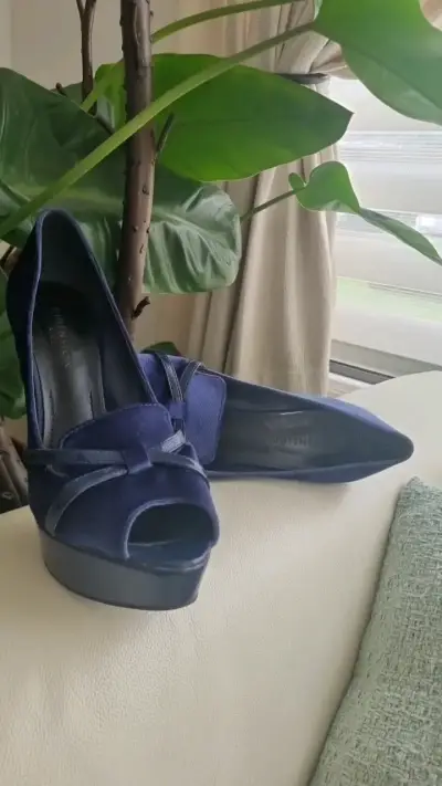 Tacones altos azul con detalles dorados - miniatura 5