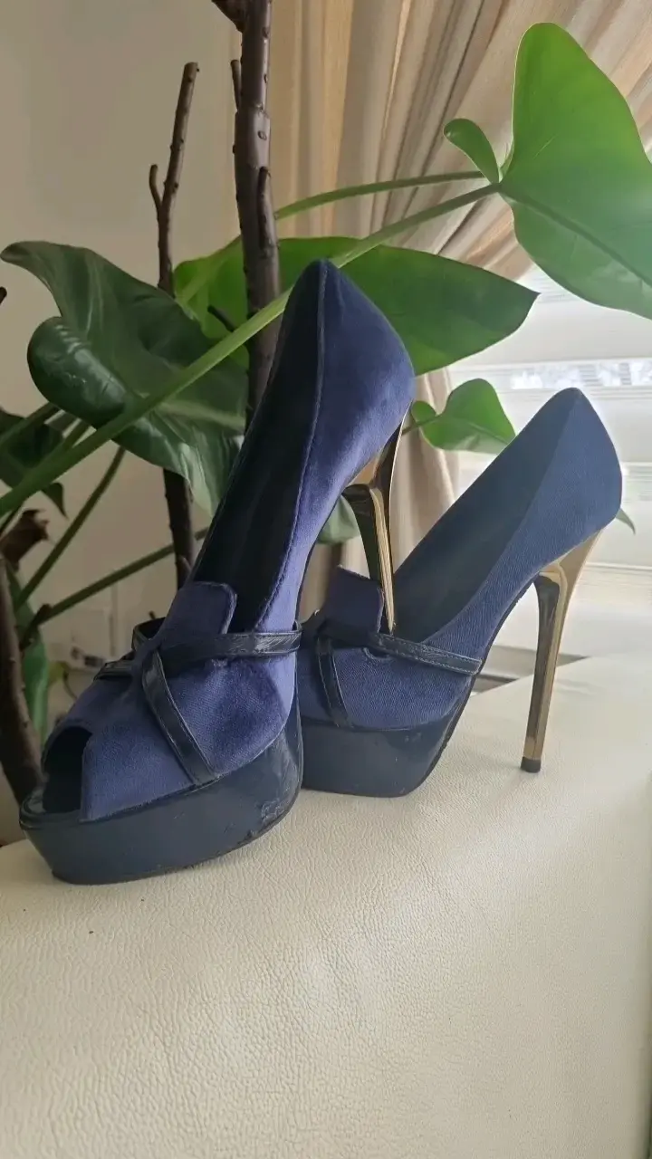 Tacones altos azul con detalles dorados - 6