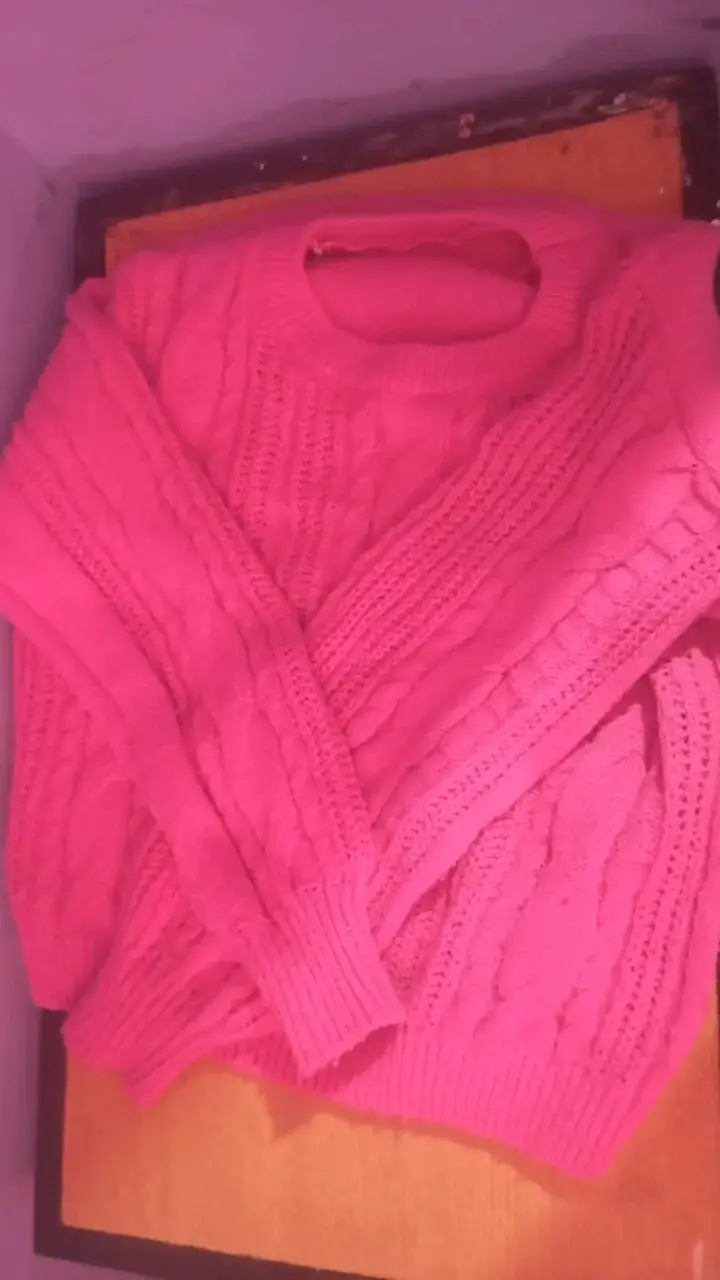 Suéter rosado tejido para mujer - 1