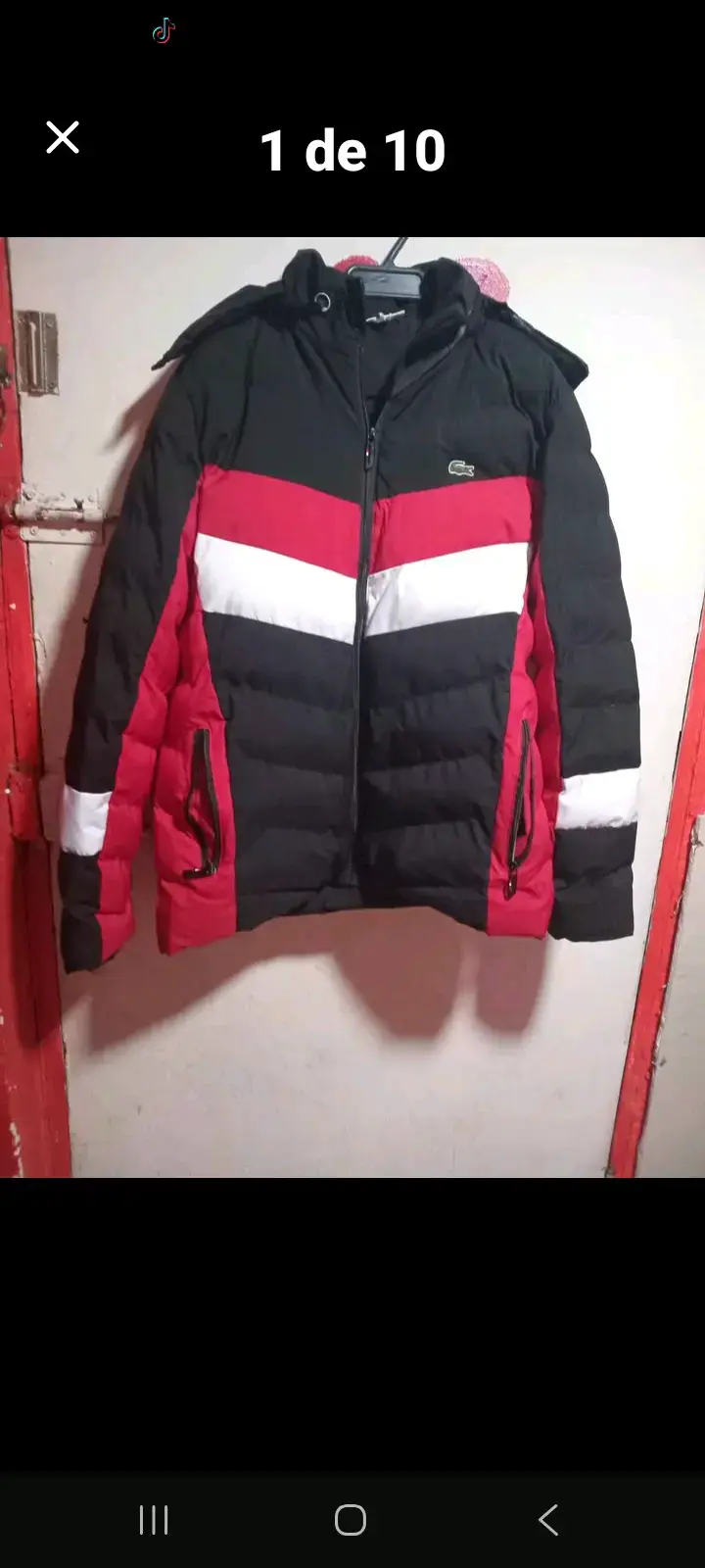 Chaqueta acolchada negra y roja con capucha - 1
