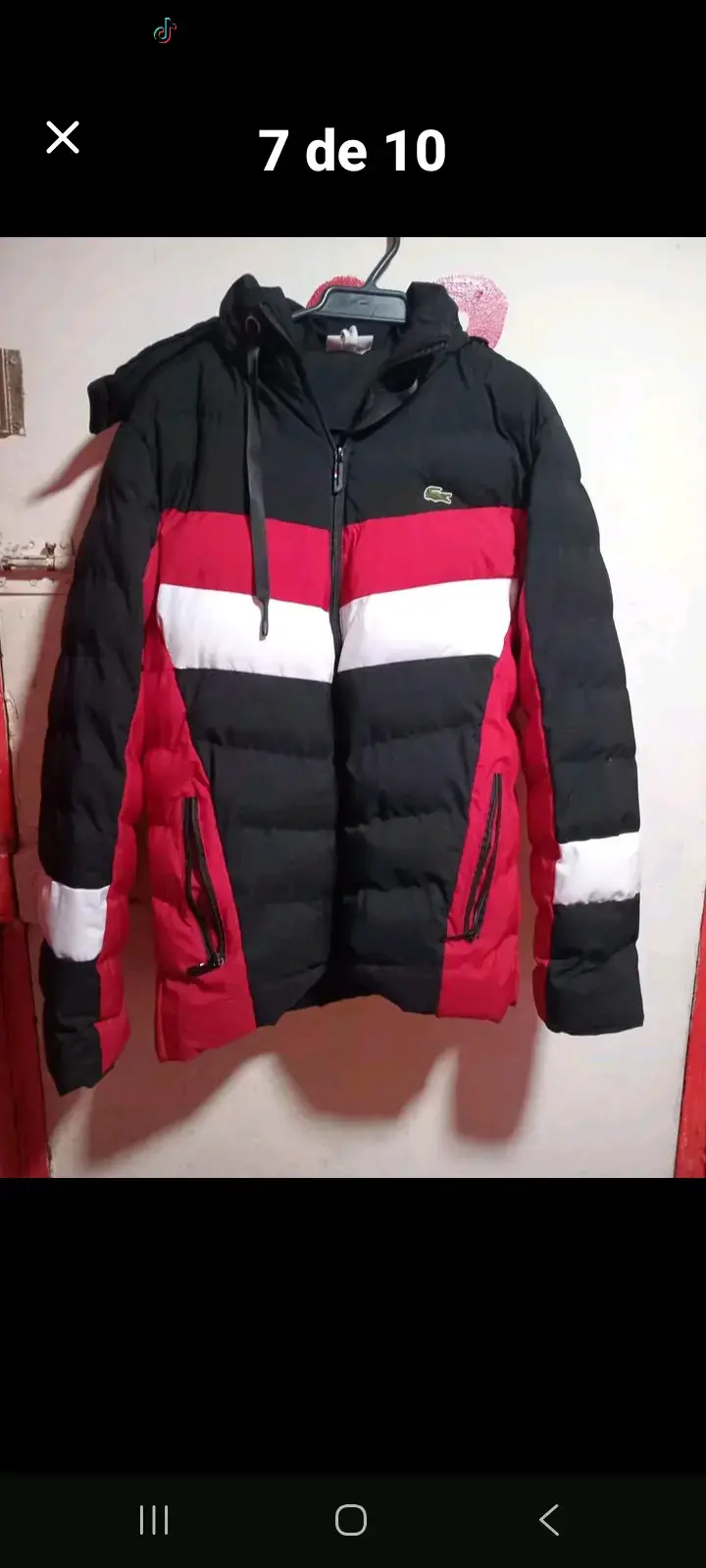 Chaqueta acolchada negra y roja con capucha - 2
