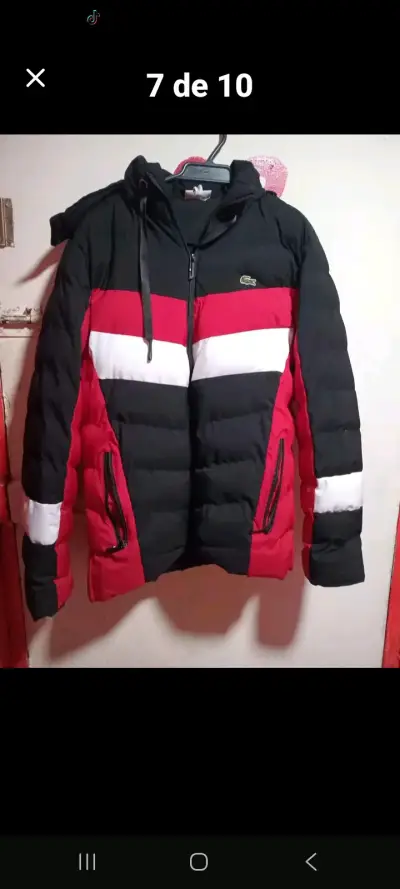 Chaqueta acolchada negra y roja con capucha - miniatura 2