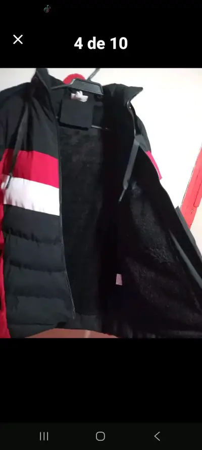 Chaqueta acolchada negra y roja con capucha - miniatura 3