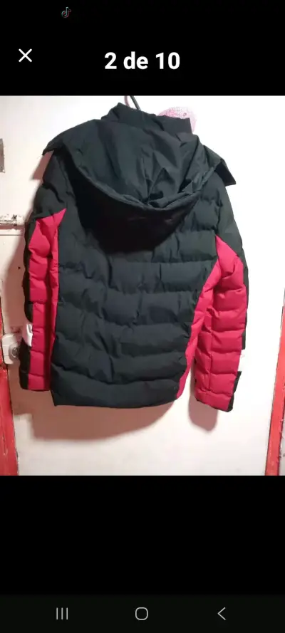 Chaqueta acolchada negra y roja con capucha - miniatura 4