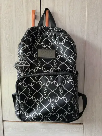 Mochila negra con diseño NGX y llavero - miniatura 1