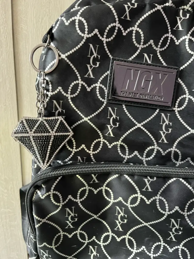 Mochila negra con diseño NGX y llavero - 2