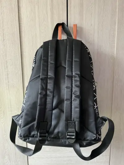Mochila negra con diseño NGX y llavero - miniatura 3