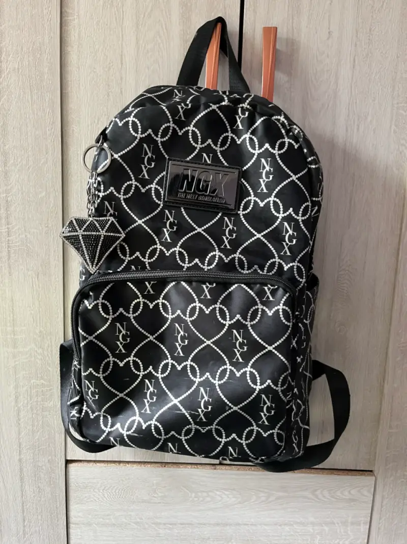 Mochila negra con diseño NGX y llavero - 4