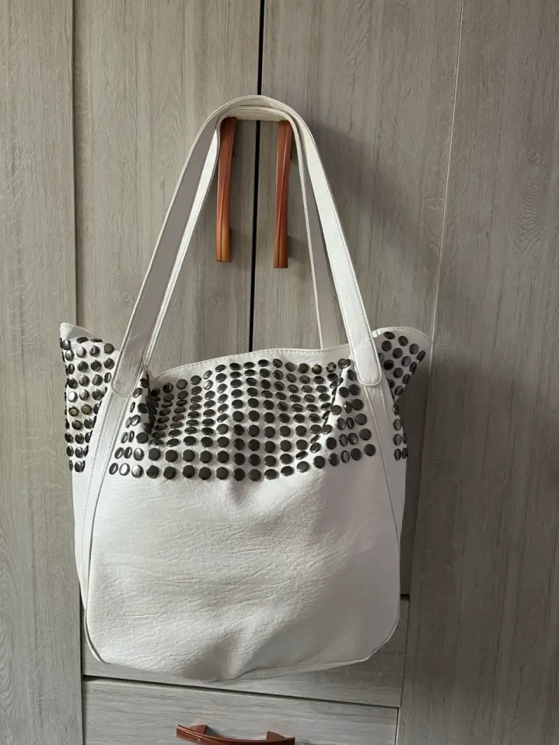 Bolso blanco con tachas metálicas - 1