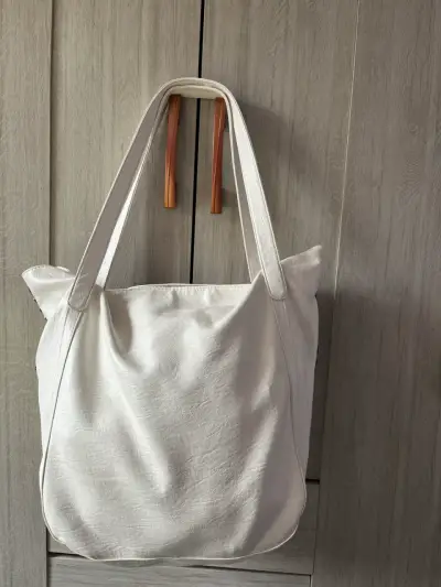 Bolso blanco con tachas metálicas - miniatura 2