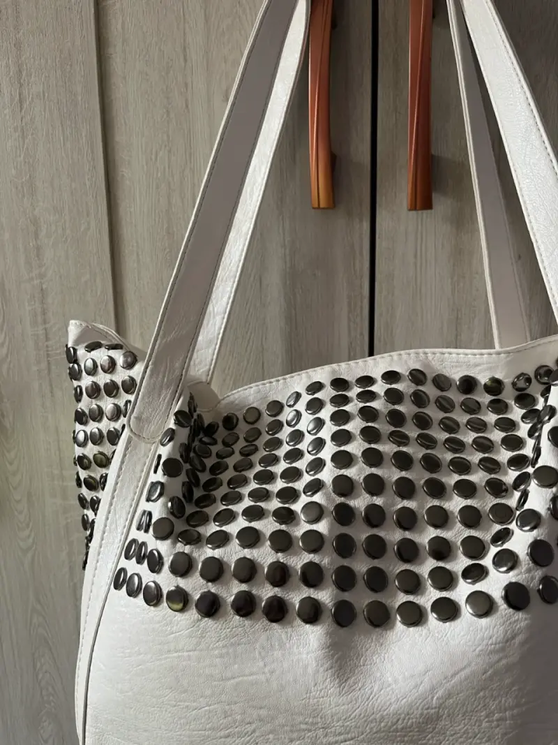 Bolso blanco con tachas metálicas - 3