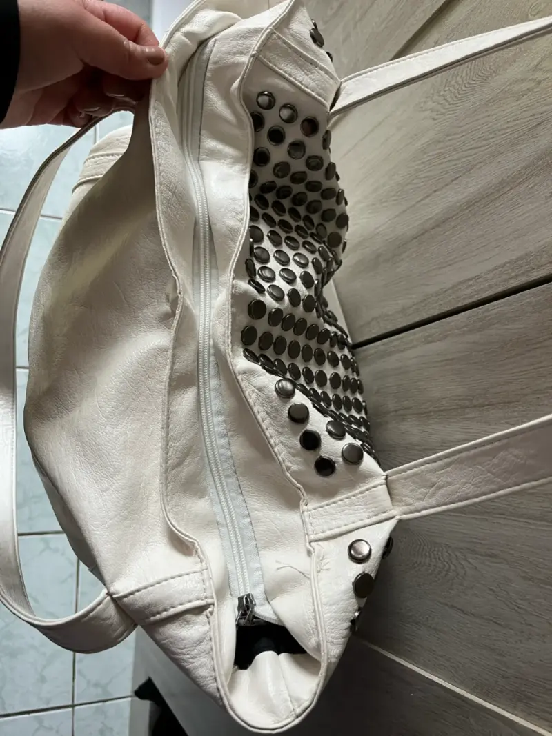 Bolso blanco con tachas metálicas - 4