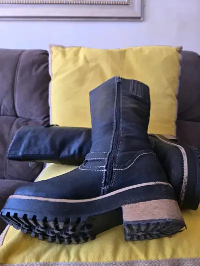 Botas de cuero negras con cierre lateral - miniatura 1