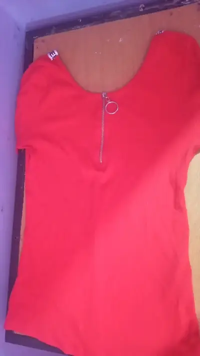 Polera con cierre y detalle 'Queen' - miniatura 2