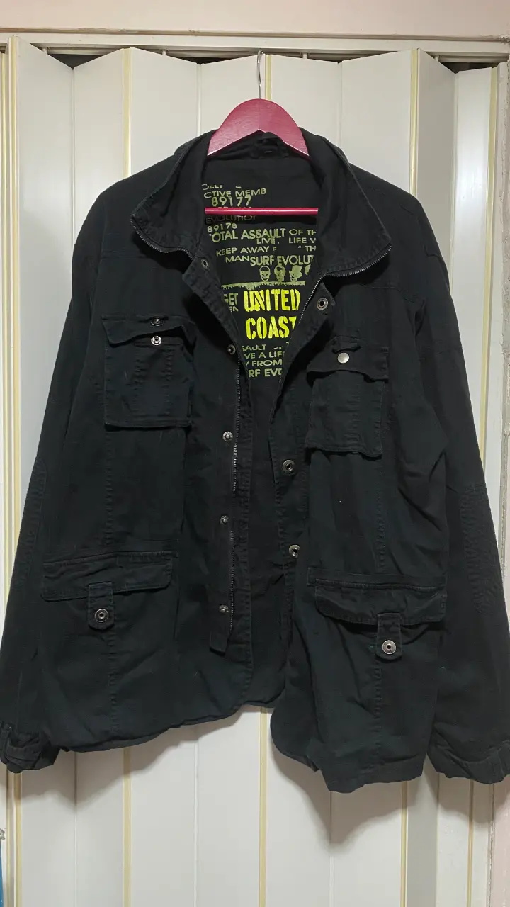 Chaqueta negra estilo militar - 1