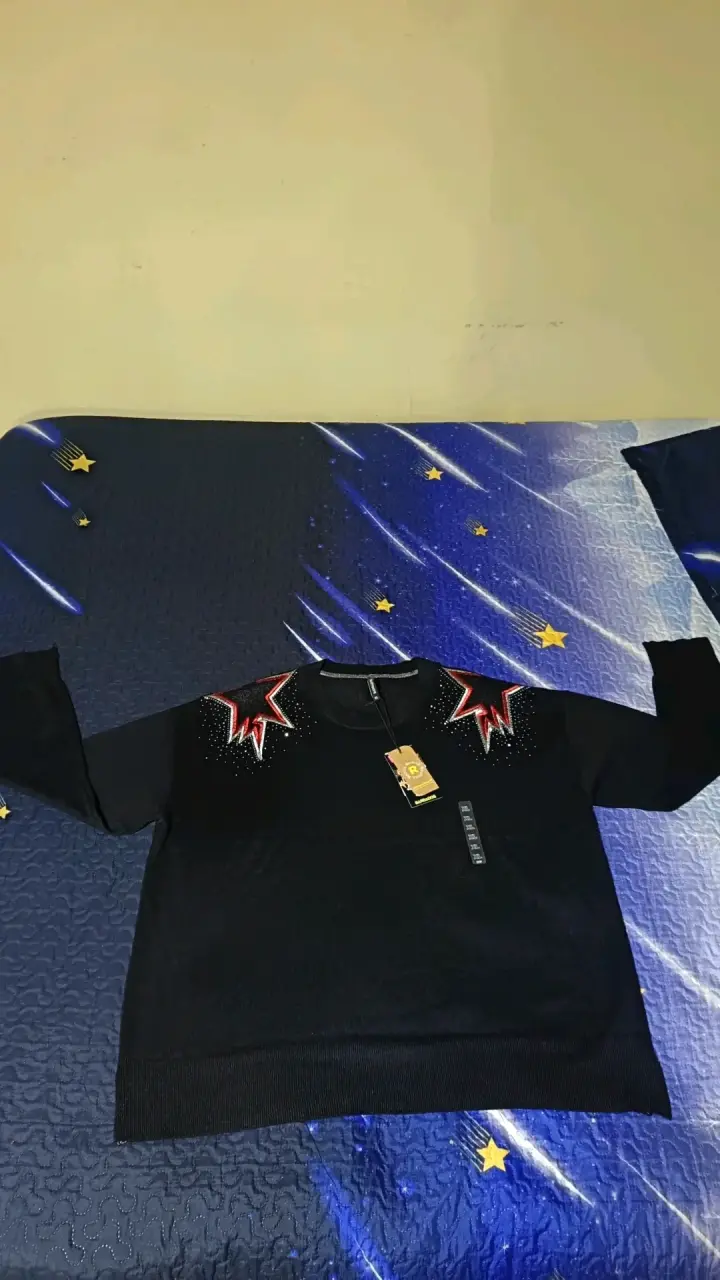 Polerón negro con diseño de estrellas Nuevo