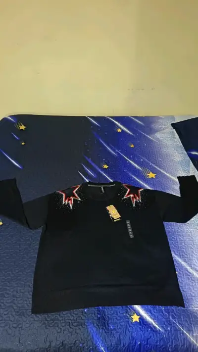 Polerón negro con diseño de estrellas Nuevo - miniatura 1