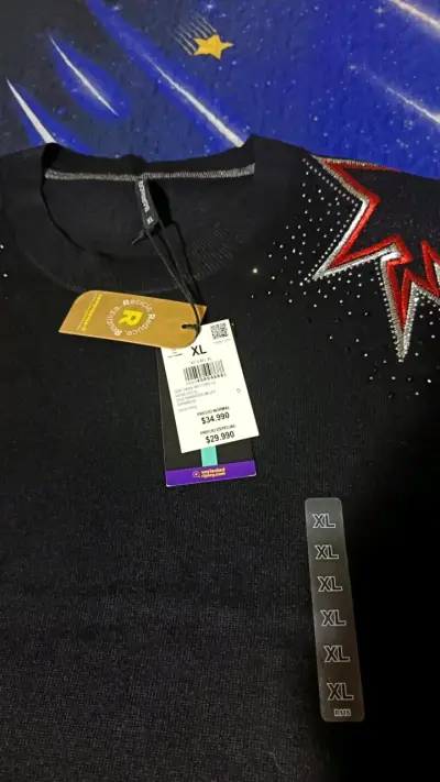 Polerón negro con diseño de estrellas Nuevo - miniatura 2